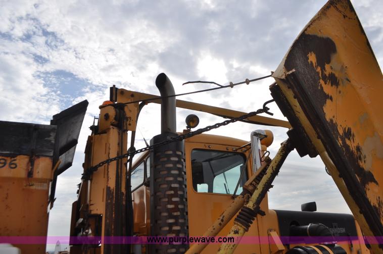 image for item G7431 1989 Oshkosh P25261 plow/spreader truck