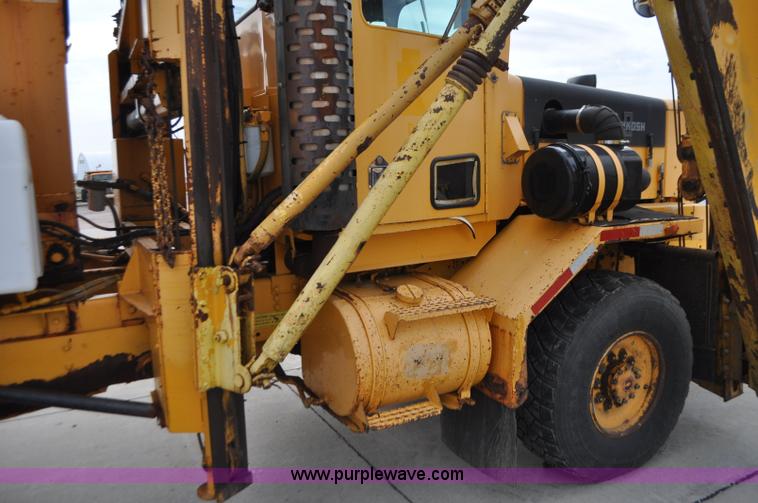 image for item G7431 1989 Oshkosh P25261 plow/spreader truck