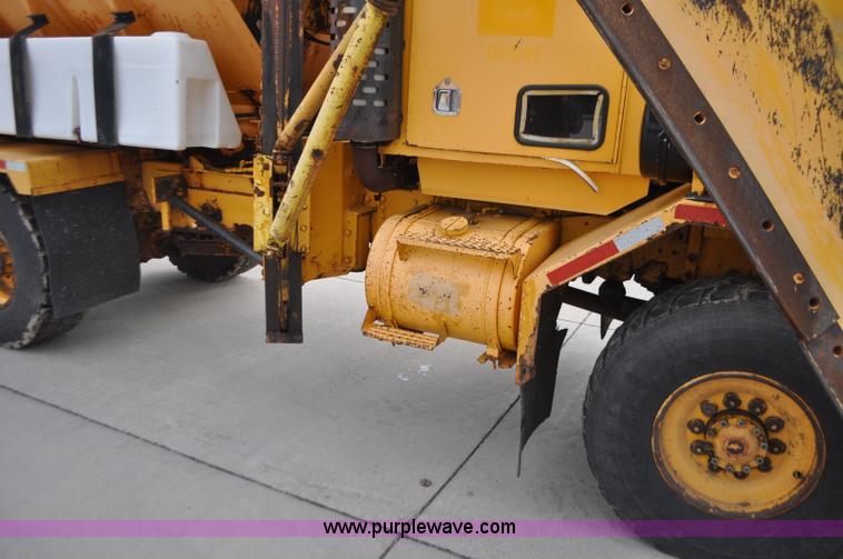 image for item G7431 1989 Oshkosh P25261 plow/spreader truck
