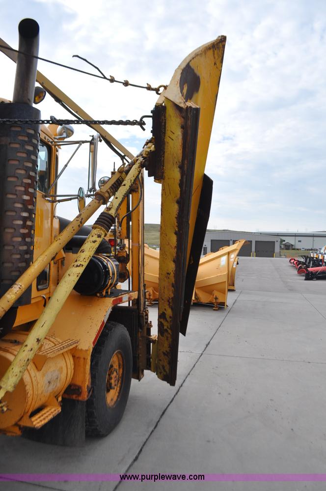 image for item G7431 1989 Oshkosh P25261 plow/spreader truck