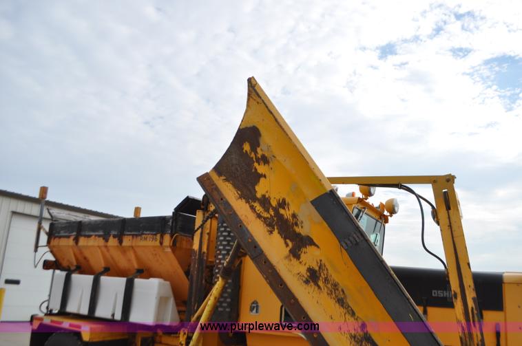 image for item G7431 1989 Oshkosh P25261 plow/spreader truck