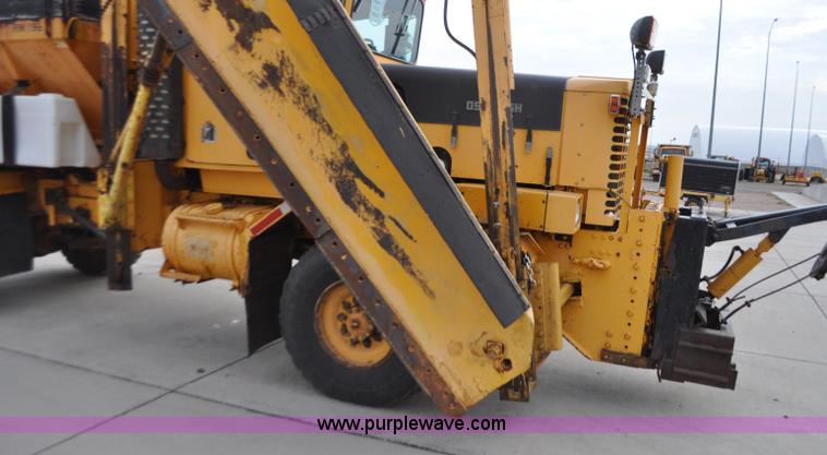 image for item G7431 1989 Oshkosh P25261 plow/spreader truck