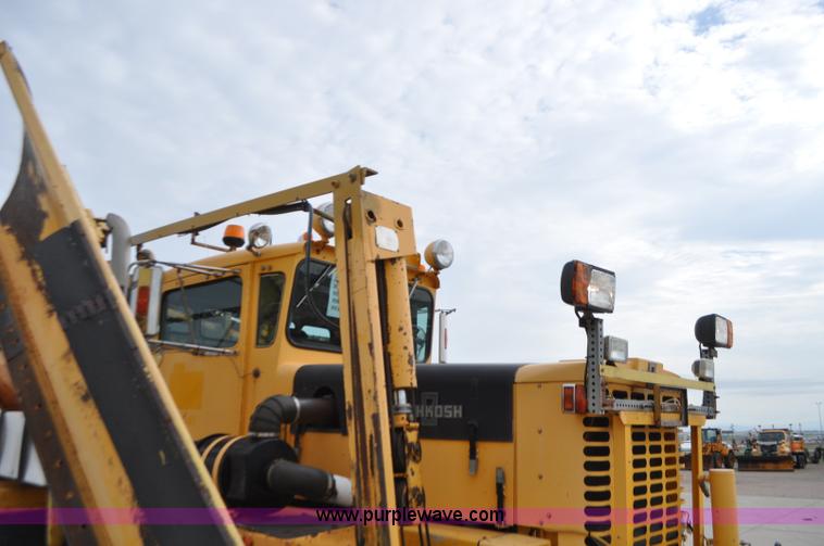 image for item G7431 1989 Oshkosh P25261 plow/spreader truck