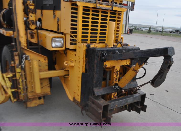 image for item G7431 1989 Oshkosh P25261 plow/spreader truck