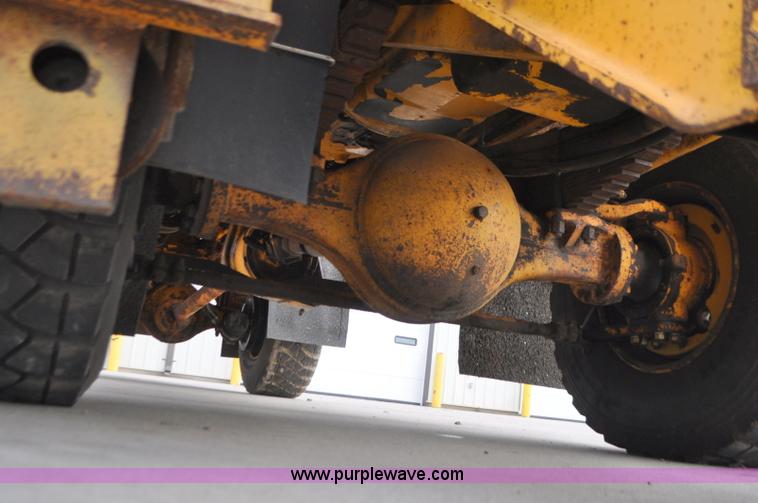 image for item G7431 1989 Oshkosh P25261 plow/spreader truck