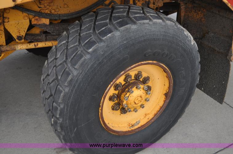 image for item G7431 1989 Oshkosh P25261 plow/spreader truck