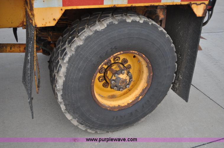 image for item G7431 1989 Oshkosh P25261 plow/spreader truck