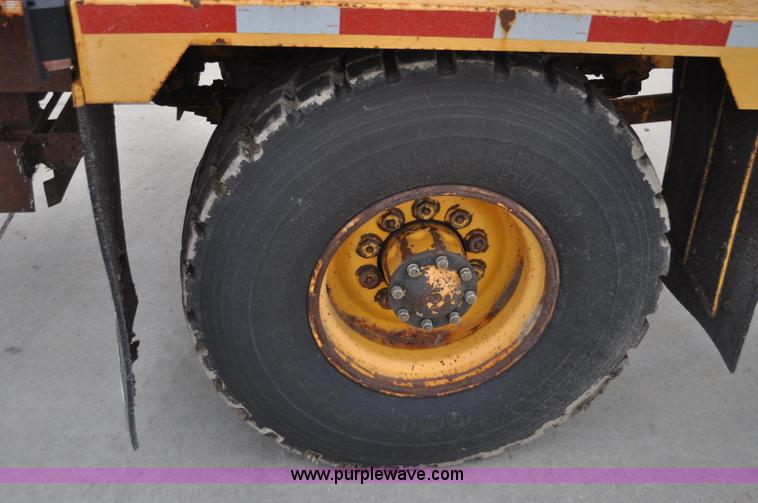 image for item G7431 1989 Oshkosh P25261 plow/spreader truck