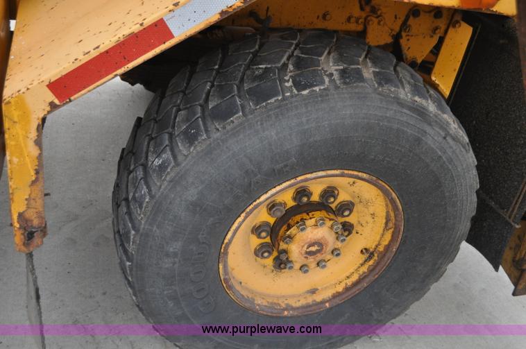 image for item G7431 1989 Oshkosh P25261 plow/spreader truck