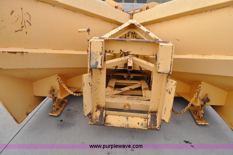 image for item G7431 1989 Oshkosh P25261 plow/spreader truck