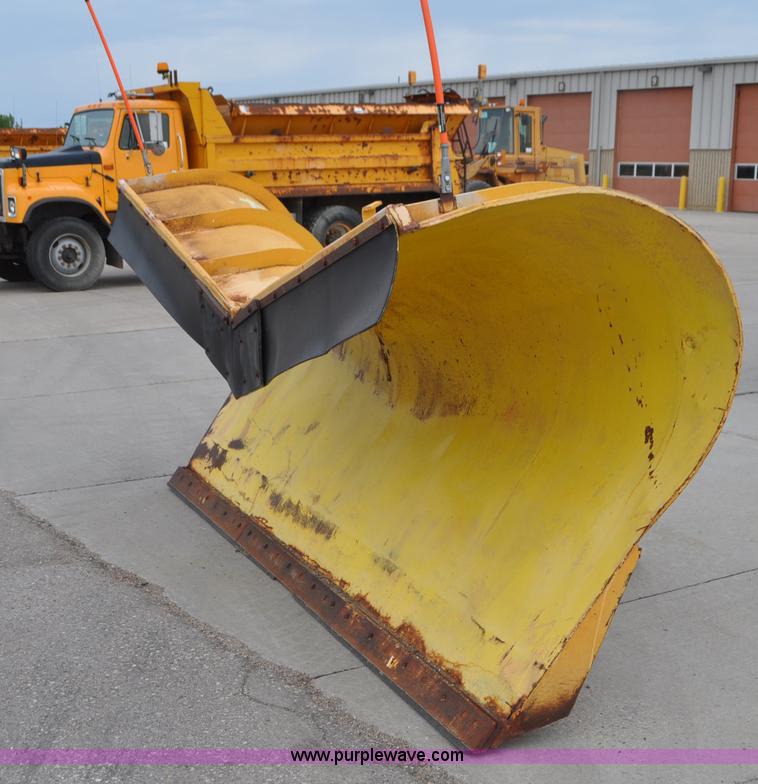 image for item G7431 1989 Oshkosh P25261 plow/spreader truck