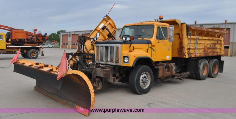 image for item G7432 1998 International 2554 dump truck