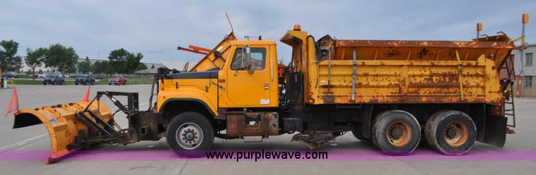 image for item G7432 1998 International 2554 dump truck