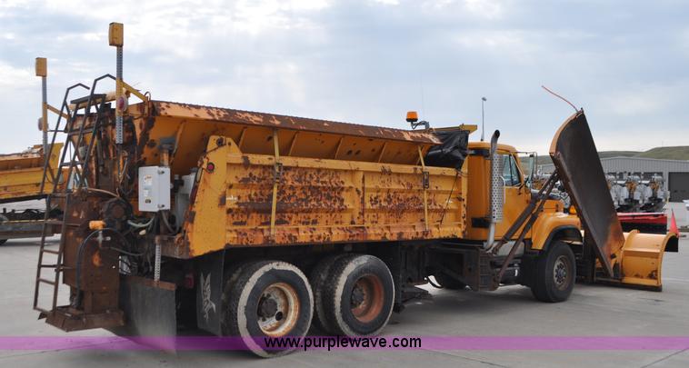 image for item G7432 1998 International 2554 dump truck