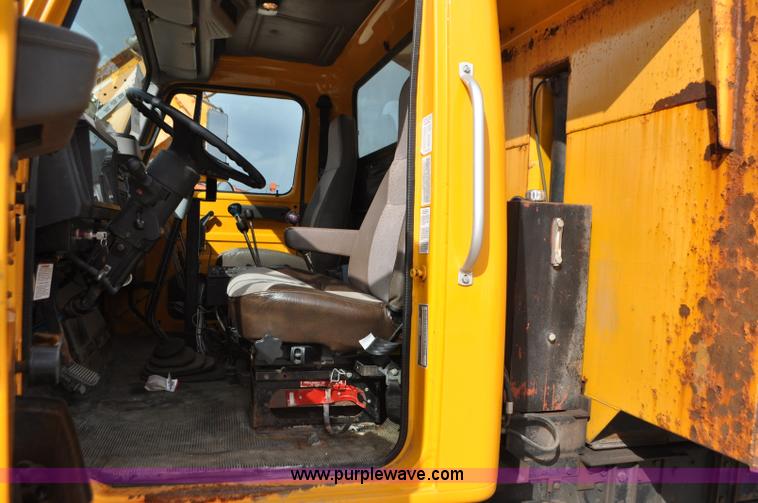 image for item G7432 1998 International 2554 dump truck