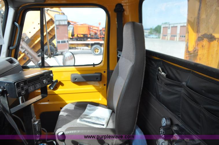 image for item G7432 1998 International 2554 dump truck