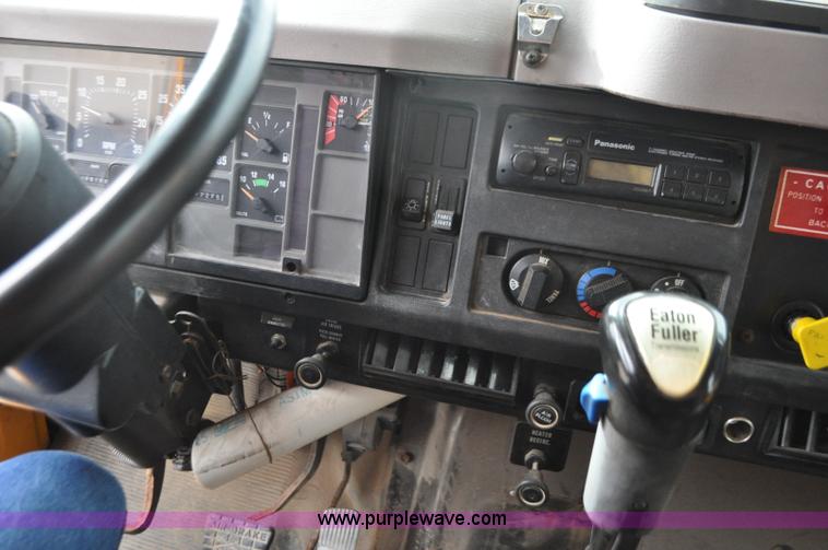 image for item G7432 1998 International 2554 dump truck