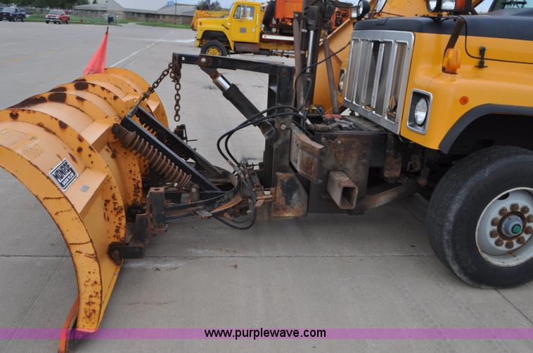 image for item G7432 1998 International 2554 dump truck