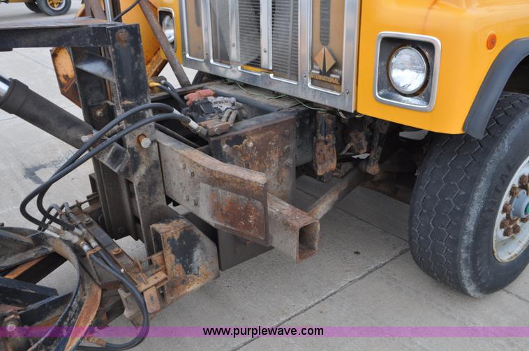 image for item G7432 1998 International 2554 dump truck