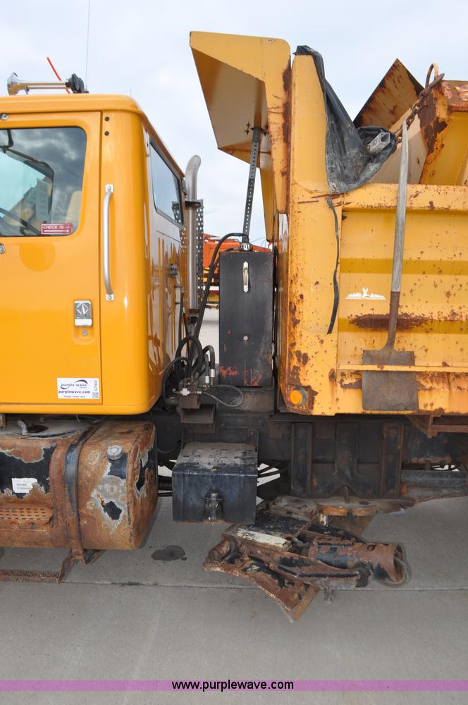 image for item G7432 1998 International 2554 dump truck