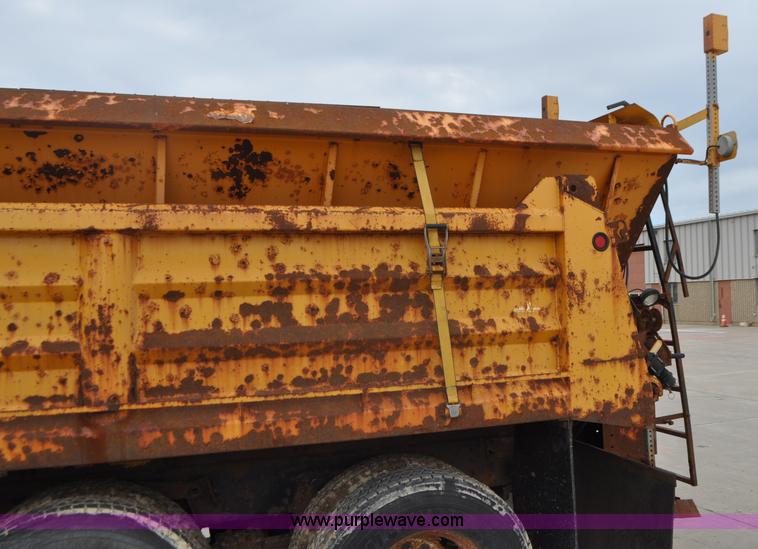 image for item G7432 1998 International 2554 dump truck