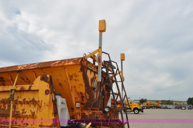 image for item G7432 1998 International 2554 dump truck