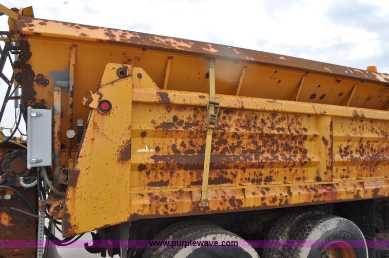 image for item G7432 1998 International 2554 dump truck
