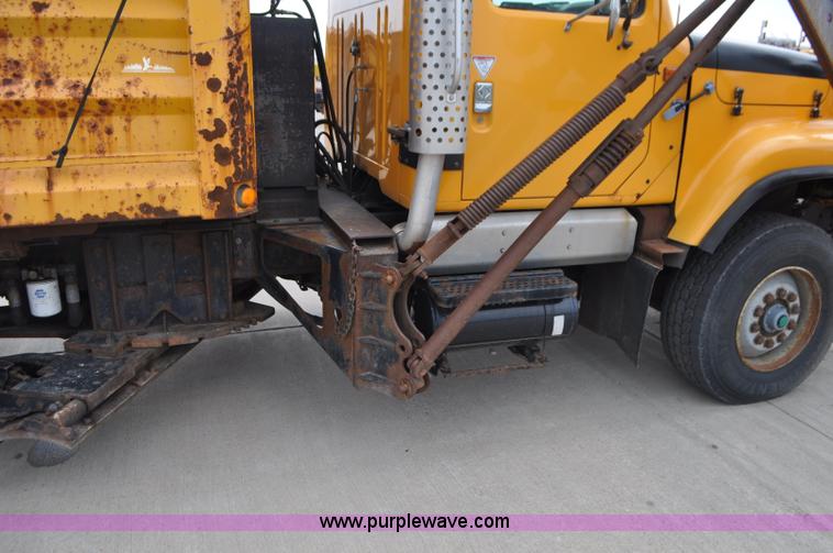 image for item G7432 1998 International 2554 dump truck