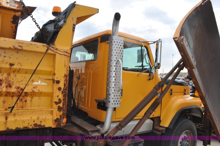 image for item G7432 1998 International 2554 dump truck
