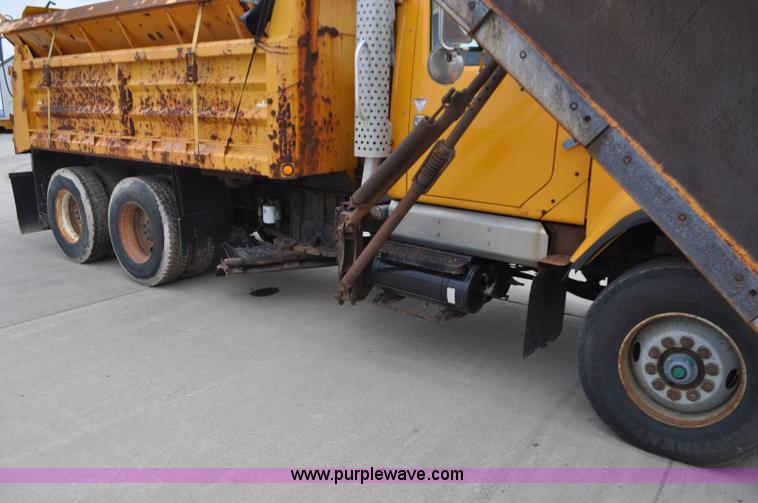 image for item G7432 1998 International 2554 dump truck