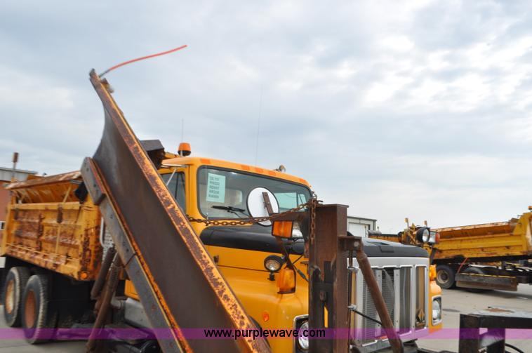 image for item G7432 1998 International 2554 dump truck