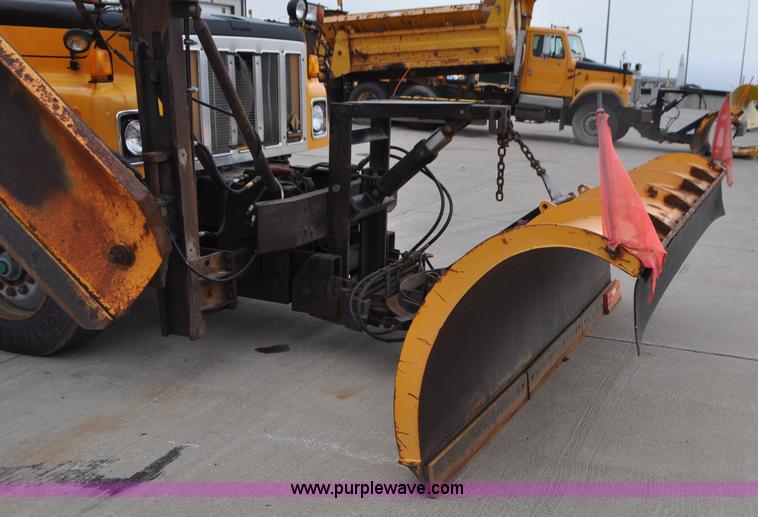 image for item G7432 1998 International 2554 dump truck