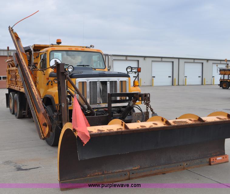 image for item G7432 1998 International 2554 dump truck