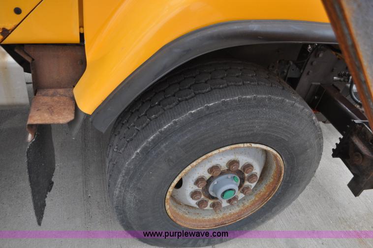 image for item G7432 1998 International 2554 dump truck