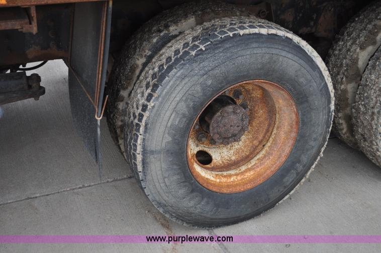 image for item G7432 1998 International 2554 dump truck