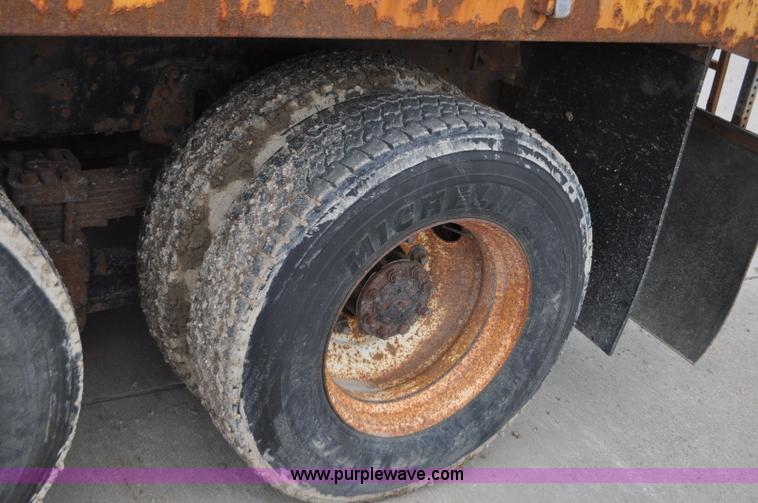 image for item G7432 1998 International 2554 dump truck