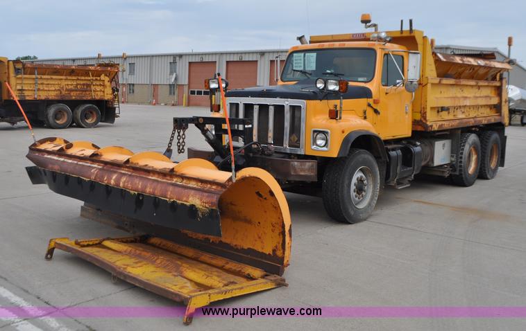 image for item G7433 1994 International 2574 dump truck
