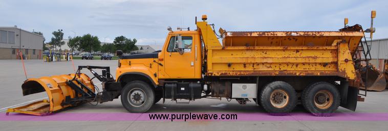 image for item G7433 1994 International 2574 dump truck