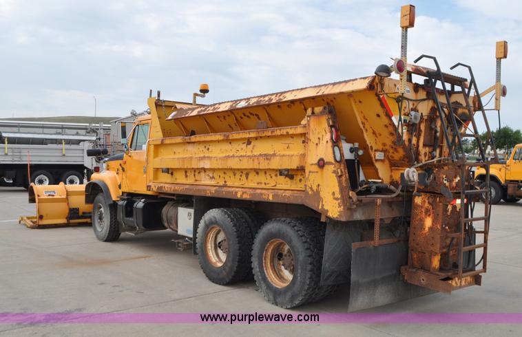 image for item G7433 1994 International 2574 dump truck