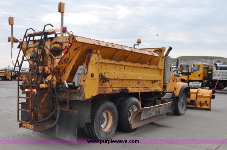 image for item G7433 1994 International 2574 dump truck