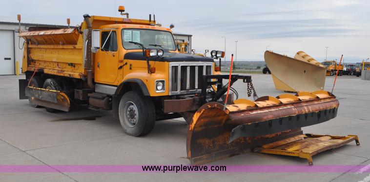 image for item G7433 1994 International 2574 dump truck