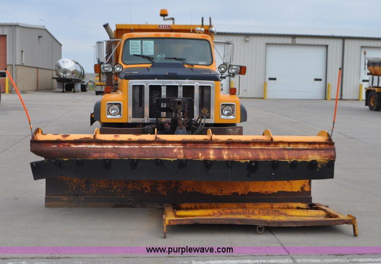 image for item G7433 1994 International 2574 dump truck