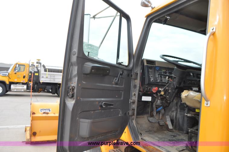 image for item G7433 1994 International 2574 dump truck