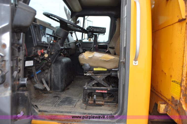 image for item G7433 1994 International 2574 dump truck