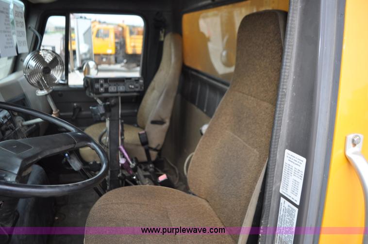 image for item G7433 1994 International 2574 dump truck