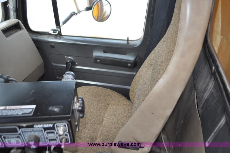 image for item G7433 1994 International 2574 dump truck