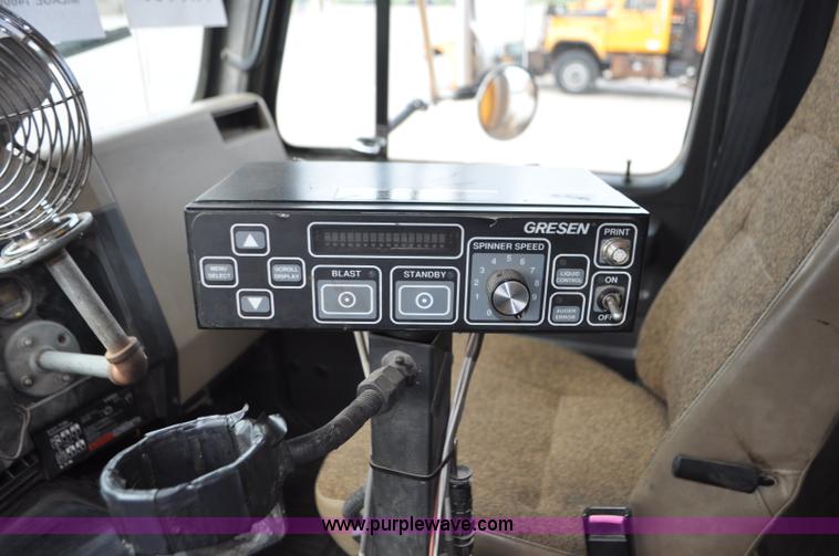 image for item G7433 1994 International 2574 dump truck
