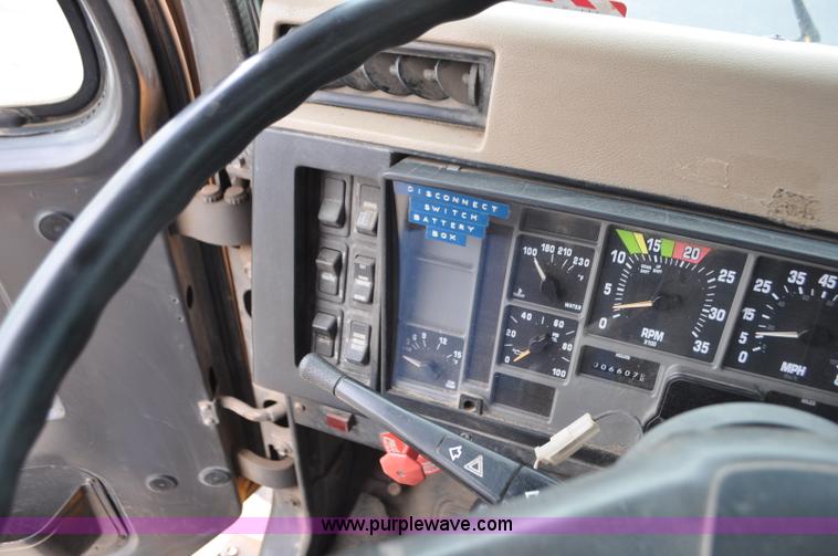 image for item G7433 1994 International 2574 dump truck