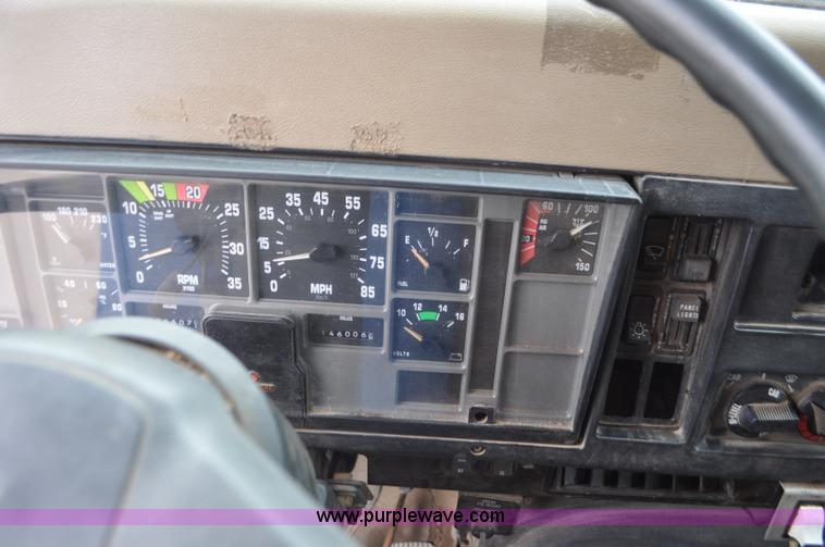 image for item G7433 1994 International 2574 dump truck