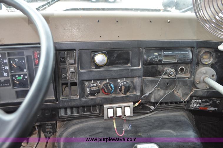 image for item G7433 1994 International 2574 dump truck